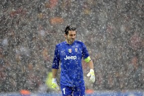 爱游戏体育APP下载-曼联在主场爆冷战胜劲敌，积分榜上升新高度